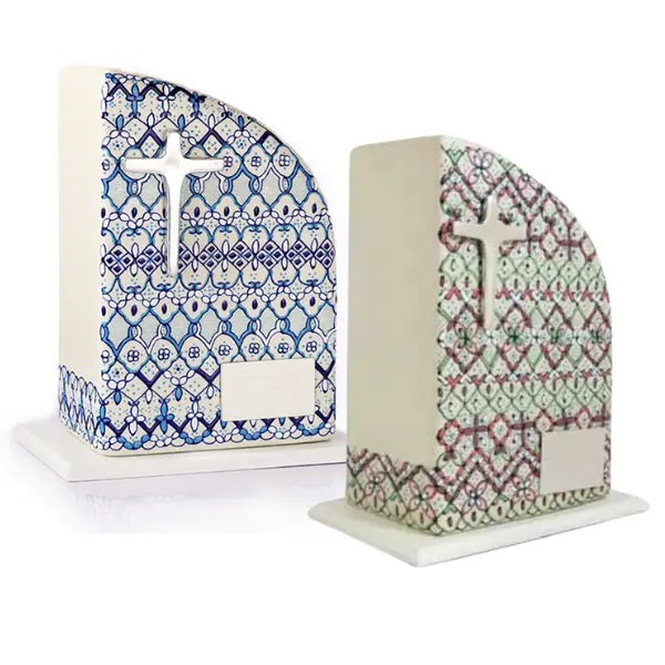 Elegancia sutil en cada detalle: la Urna Servín, en una paleta de rosa y azul, representa un tributo a la serenidad y la gracia. Cada curva y matiz refleja un compromiso con la excelencia artesanal, ofreciendo un símbolo de paz y recuerdo, cortesía de Urnas Sacbé.