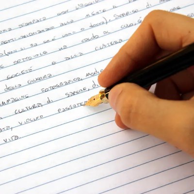 Una representación visual que explora el poder de la escritura como terapia. Descubre cómo expresar tus pensamientos y emociones a través de las palabras puede contribuir a tu sanación emocional. Explora los beneficios terapéuticos de la escritura y cómo puede ayudarte a liberar emociones y encontrar el camino hacia la curación.