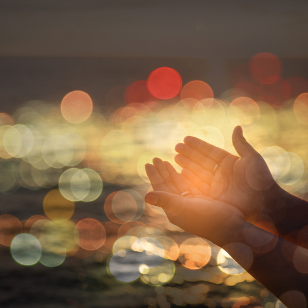 Una imagen inspiradora que refleja la poderosa relación entre el perdón y la sanación emocional. Descubre cómo el acto de perdonar puede iluminar el camino hacia la transformación personal y la liberación de cargas emocionales. Únete a nosotros en este viaje de autodescubrimiento y crecimiento emocional mientras exploramos cómo el perdón puede ser la clave para una vida más plena y significativa.