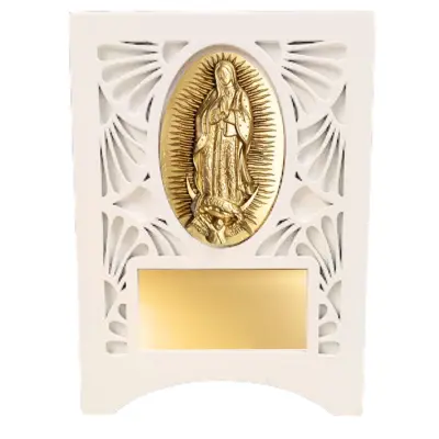 Urna para cenizas Sacbé Amaité blanca con imagen dorada de la Virgen, expresión de paz y devoción eterna