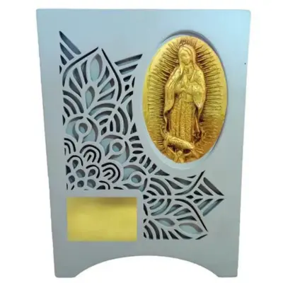 Urna de madera de Urnas Sacbé con diseño de mandala y la Virgen de Guadalupe-