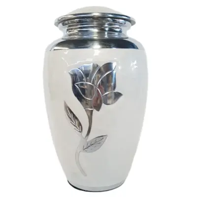 Tibor de aluminio blanco con una rosa de Urnas Sacbe, una elegante y simbólica urna funeraria. Su diseño único combina pureza y belleza, ofreciendo un tributo conmovedor y respetuoso.