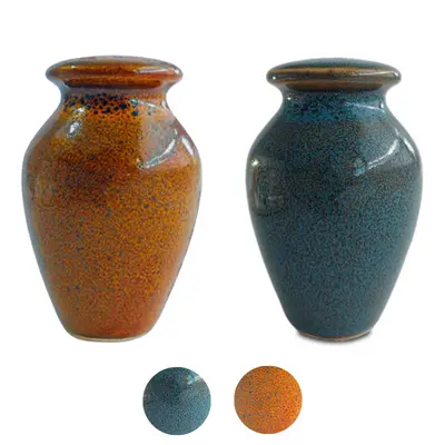 Tibor mineral de cerámica de Urnas Sacbé, diseñado con elegancia para guardar cenizas. Su acabado único y textura inspirada en minerales naturales ofrecen un tributo sereno y digno a los seres queridos.